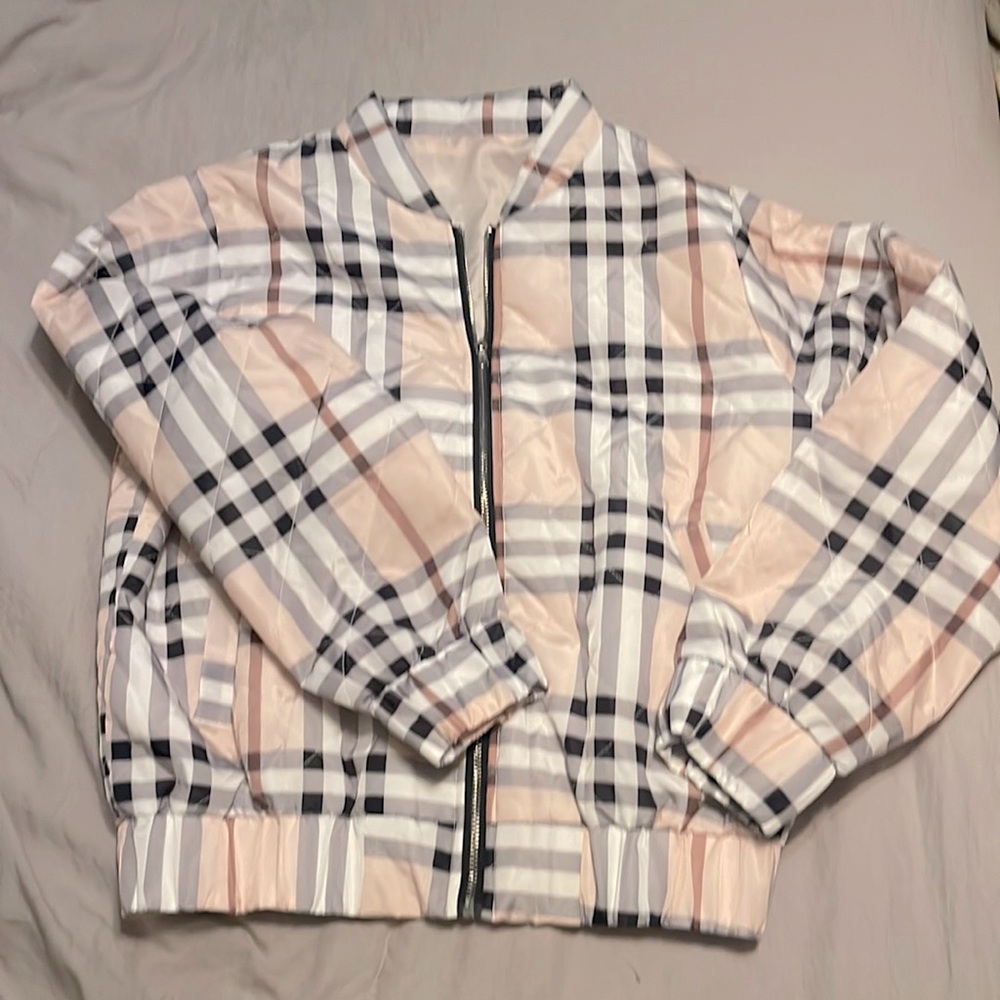 Cute lightweight puffy jacket. Size L. Like new!!